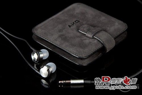 AKG K3003